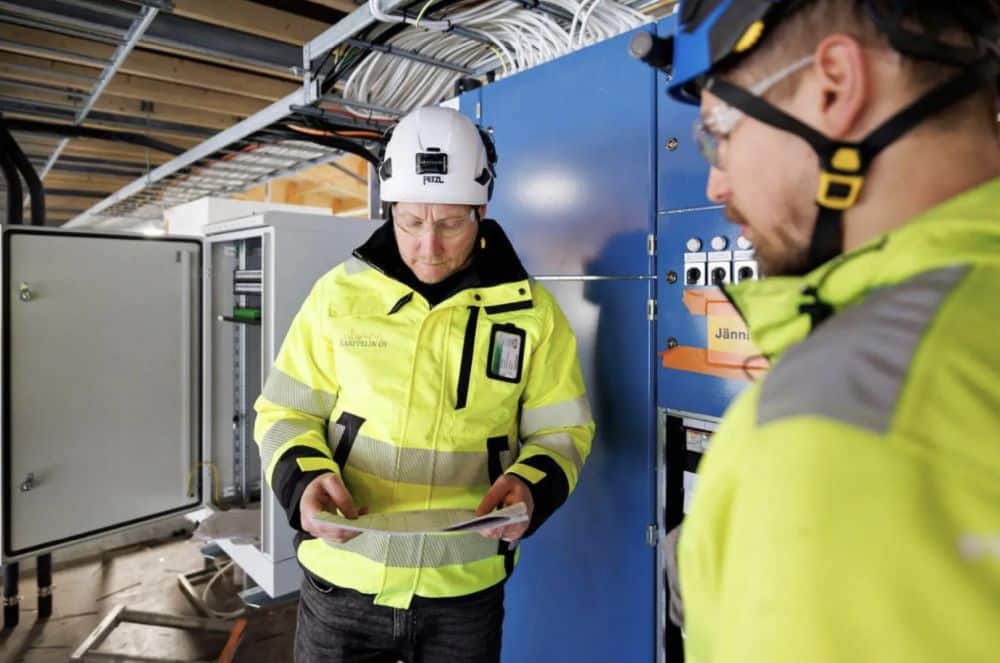 sähköammattilainen tutustuu piirustuksiin kohteessa